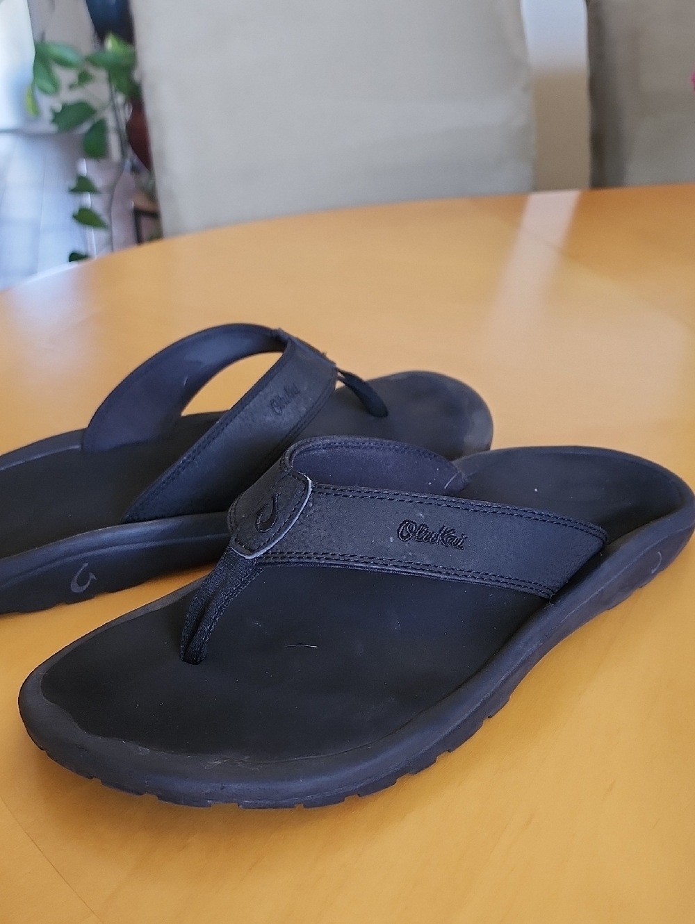OLUKAI Ohana Black Flip Flops
